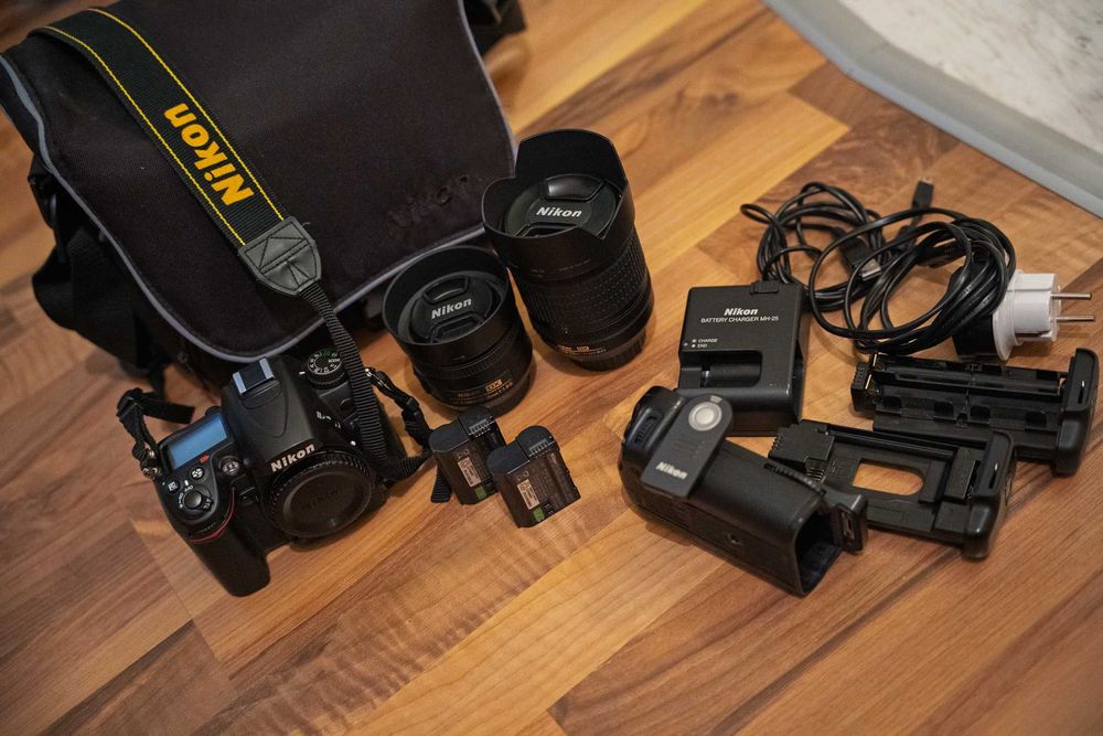 Nikon D7000 на 26к кадри, 35mm 1.8G, 18-105, грип, спусък, батерии, чанта