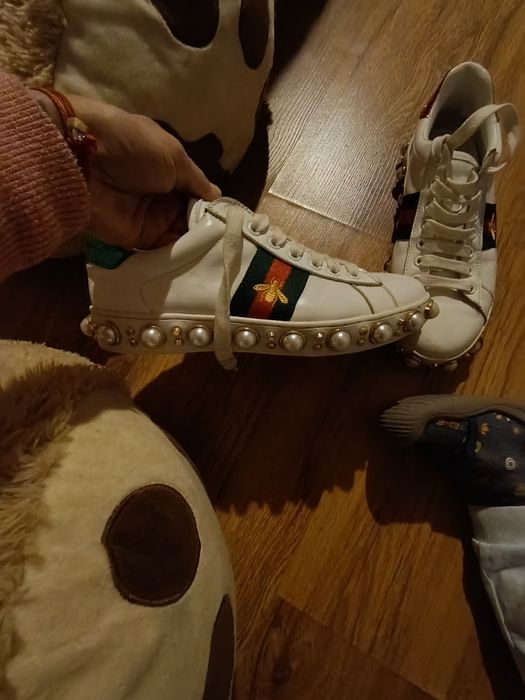 Кецове. Gucci с липсваща перличка