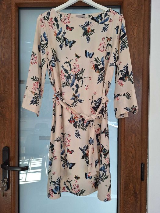 Rochie H&M crem cu imprimeu fluturi și flori – Mărimea 44