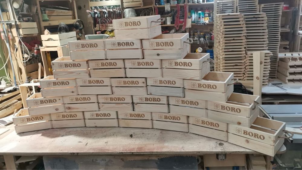 Коледна дървена щайга/ кошница за корпоративни подаръци