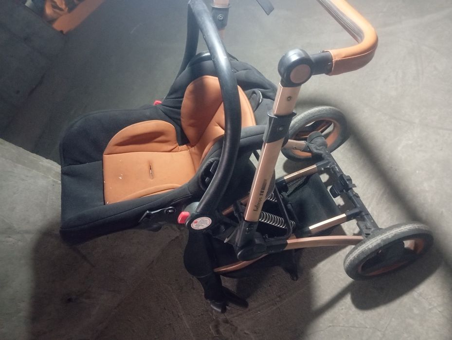 Продам коляску все сезонная