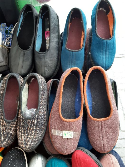 Тапочки, шлёпки, бабуши  домашние.