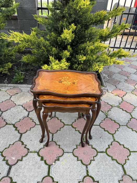 Set 3 masute deosebite din lemn cu intarsii florale