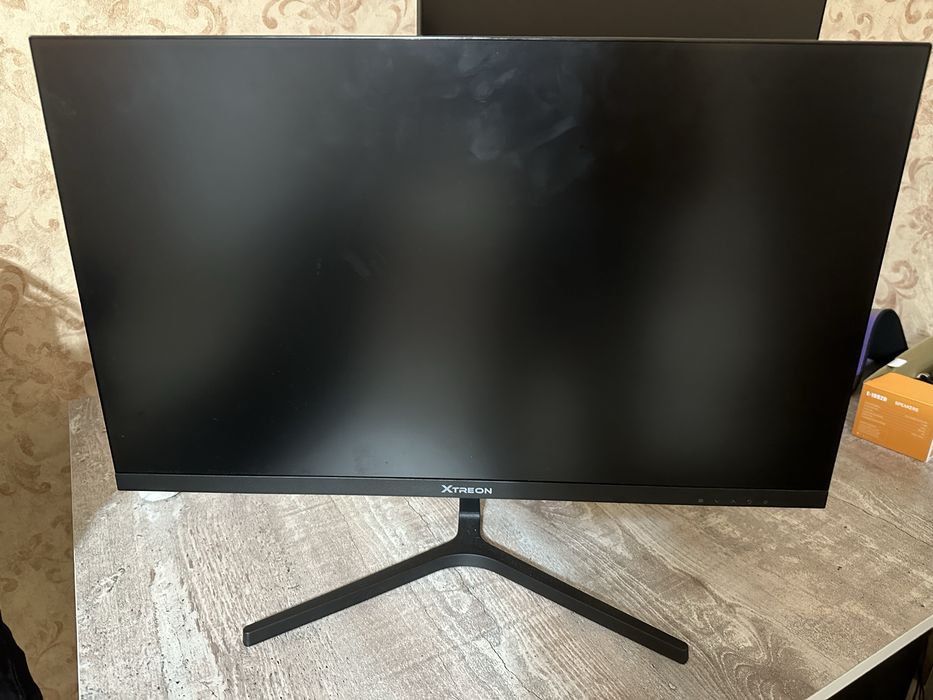 Монитор и клавиатура