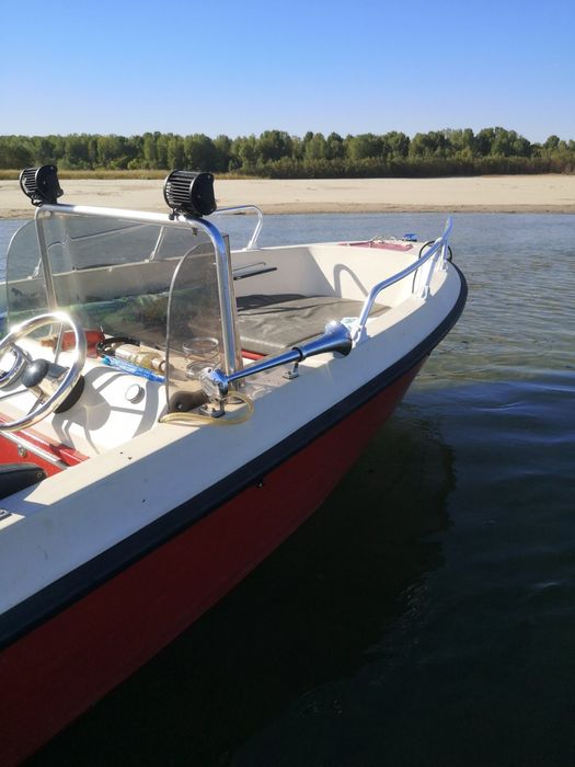 Продавам лодка със извънбордов двигател Yamaha 60 k.c