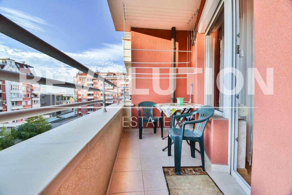 Tристаен апартамент в ж.к. Младост 4.