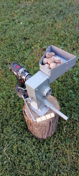 Mașina de spart nuci manuala/la bormasina