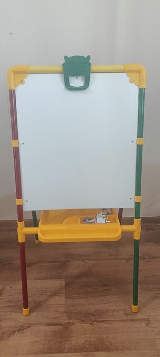 Продам мольберт двухсторонний.