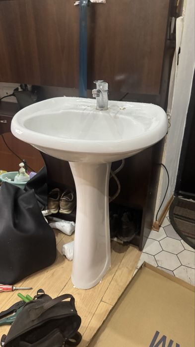 Раковина на стойке б/у