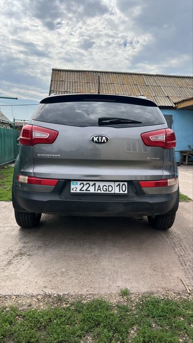 Машина Kia Sportage 2,4л
