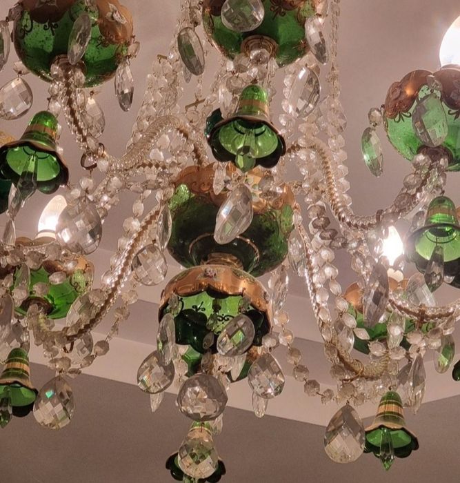 Продаю люстру с позолотой