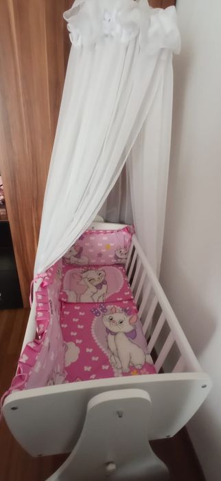 Pătuț bebeluș tip leagăn, cu roți + baldachin,  saltea si lenjerii
