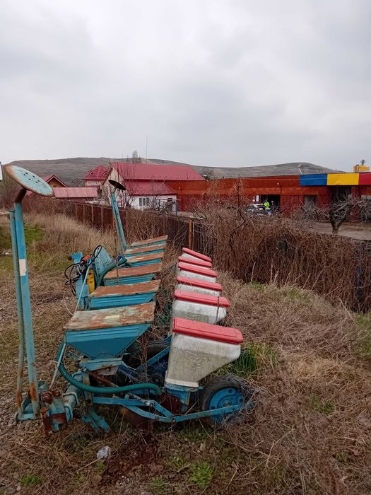 Vind Seman de paioase S.U.B 29 si SPC. 6 cu6 sau 8 sectii cu,fertiliza