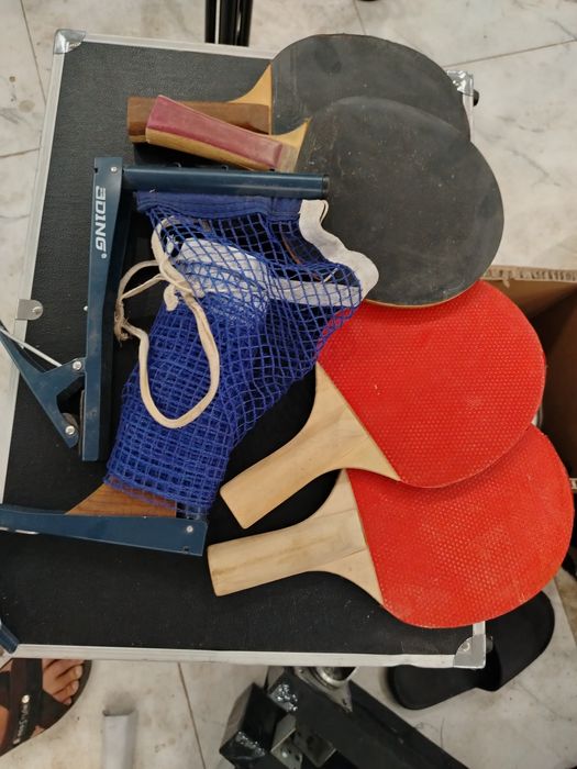 Четыре ракетки и сетка для настольного тенниса