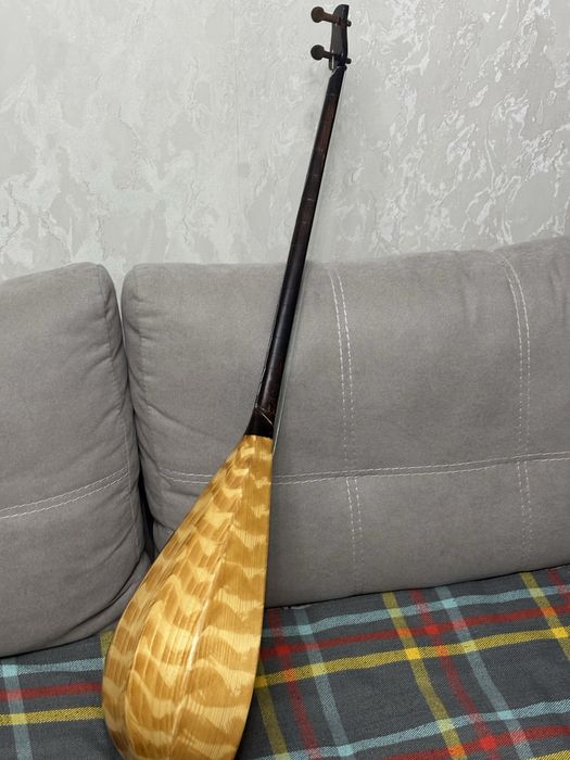 Домбыра сатылады.