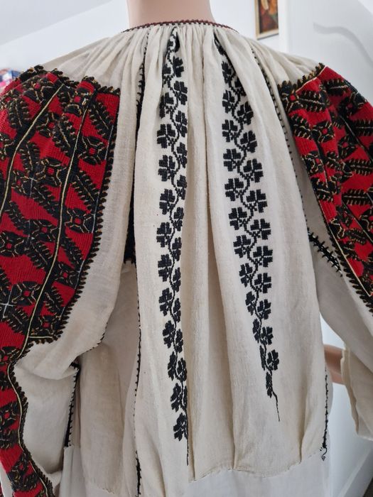 Camasa populara cusuta manual