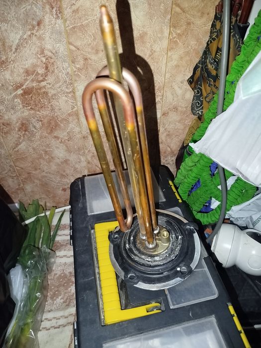 Продаётся электрический водонагреватель.