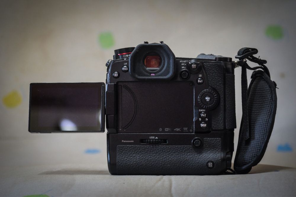 Panasonic Lumix G9 cu grip si Lumix  14-42