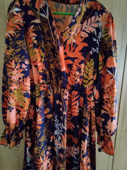 Рокля с флорални мотиви