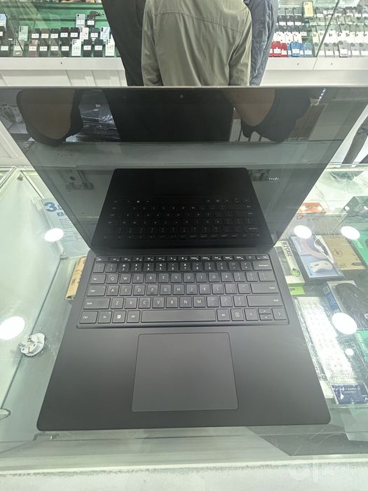 Microsoft surface i7-11 16/256 14.0 FHD Ips 2K Touch screen