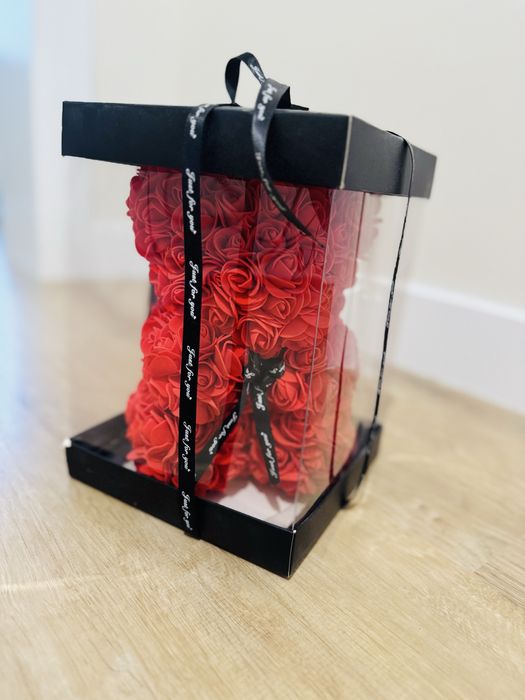 мече от рози в кутия лукс