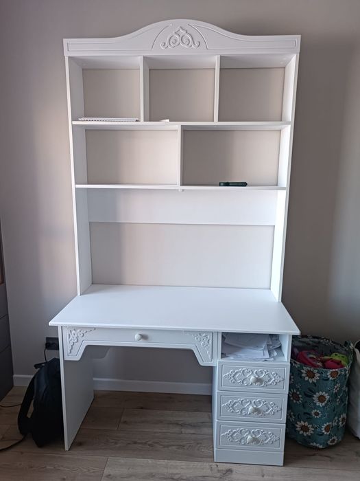 Письменный стол для детской комнаты