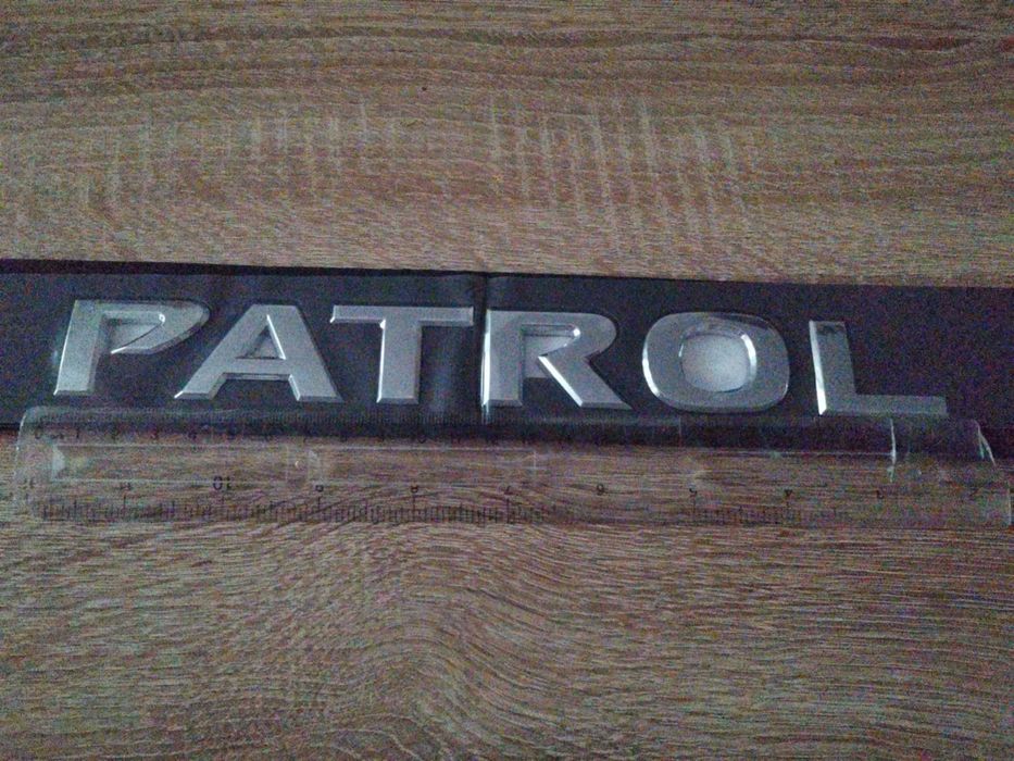 сребрист надпис Nissan Patrol