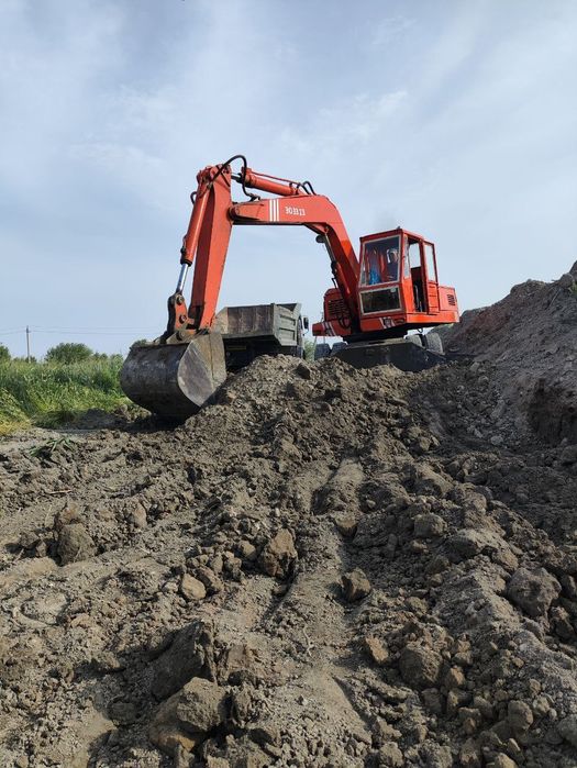 Ekskvator srochno sotiladi