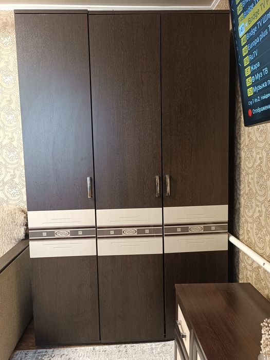Диван, кресла, шкаф.