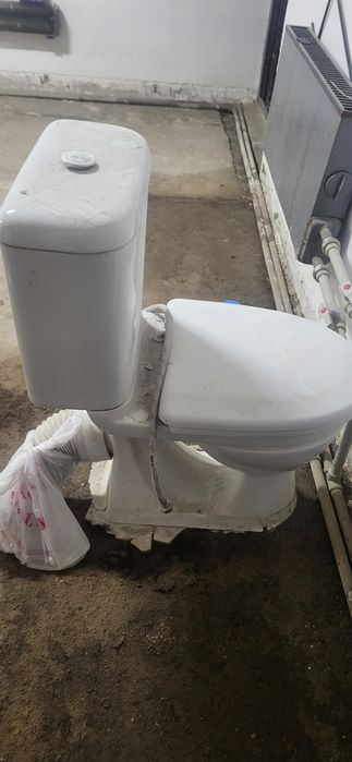 Продается бу дверь, унитаз,умывальник