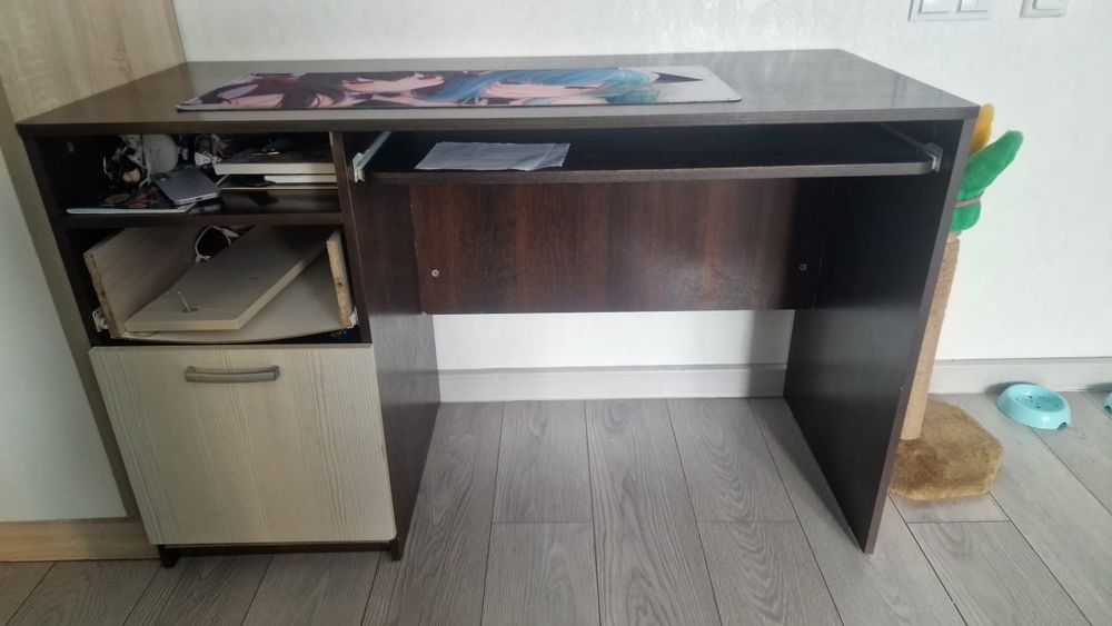 Стол письменный,