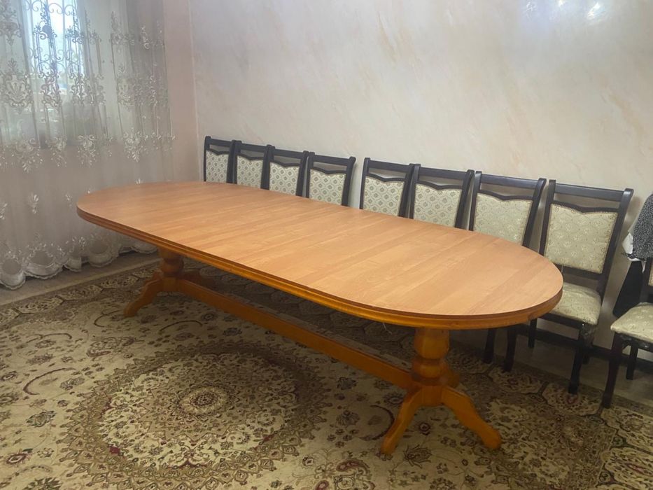 Стол из красного дерева