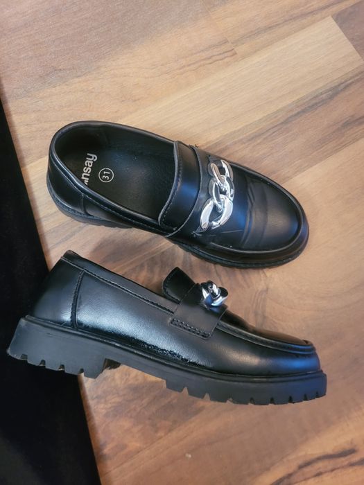 Pantaloni negrii eleganți și pantofi cu toc