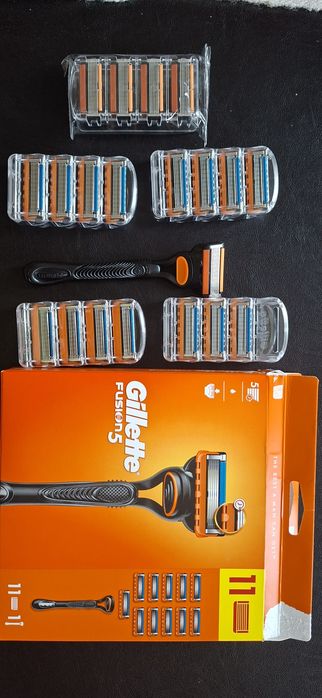 Прадавам 15 броя ножчета  Gillette Fusion 5 и две  дръжки.