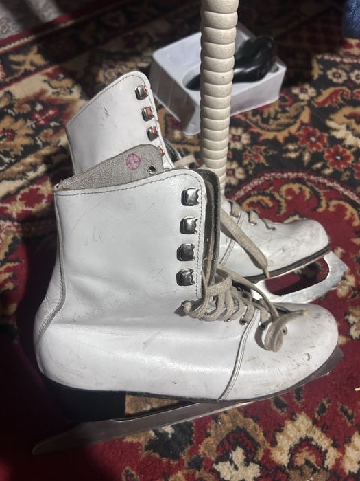 Продам два пар коньков