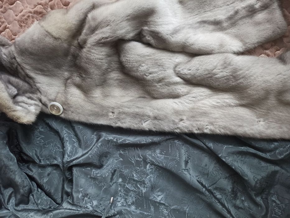 Продам шубу в серо голубом цвете