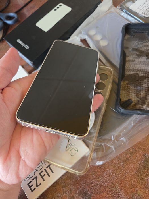 Samsung Galaxy S23 ca nou, impecabil, cu 6 huse + folie cadou