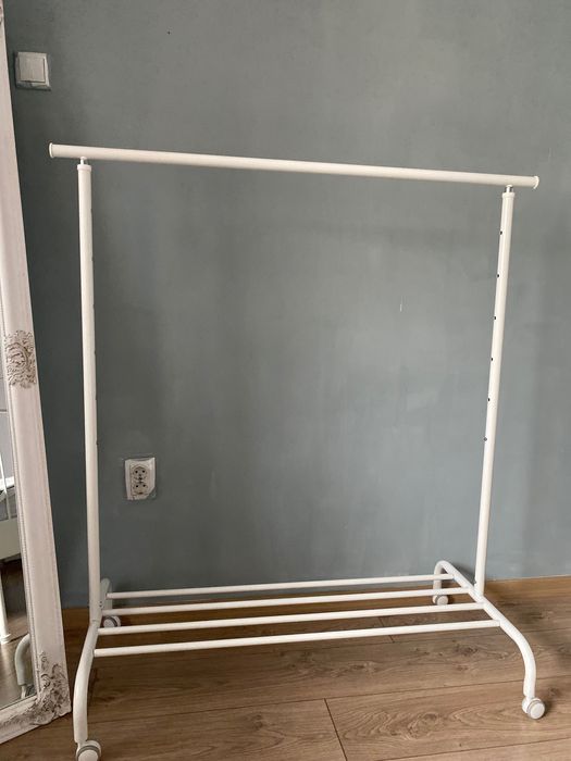 Поставка за закачане на дрехи