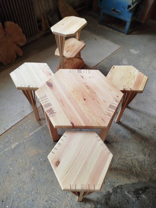 Ръчно изработен комплект маса със столове и етажерка от масивно дърво