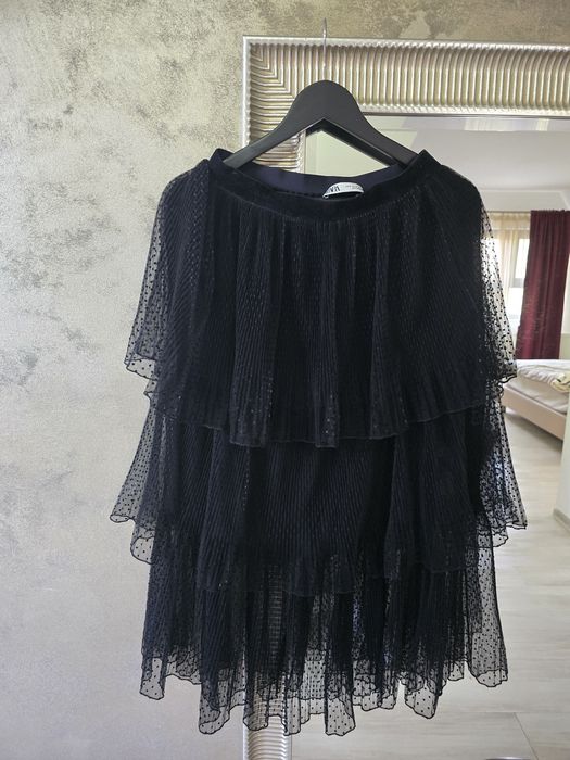 Fusta din tull cu buline, ideala pentru un loop fresh si tineresc