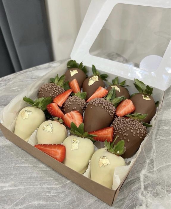 Клубника в шоколаде и тюльпаны