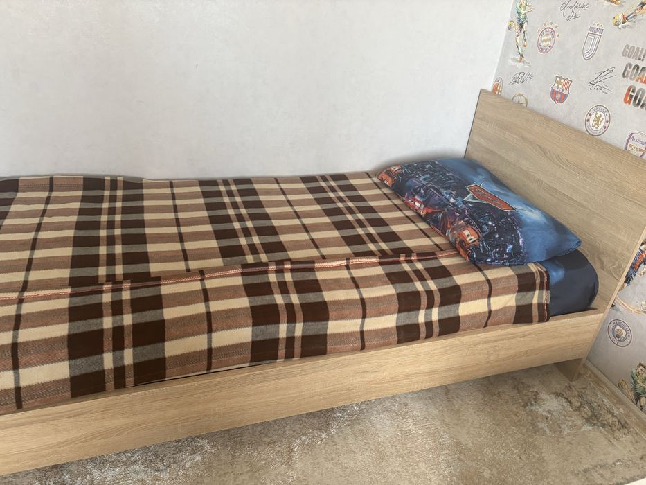 Продам две кровати с матрассом по 5000