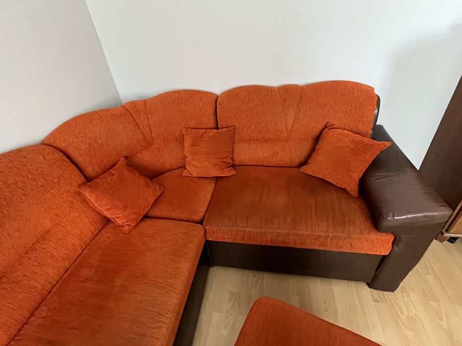 ПРОДАВАМ Холна гарнитура с ЛЕЖАНКА, функция СЪН + 2 табуретки