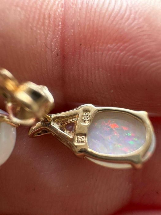 Pereche de cercei din aur, decorată cu opale și diamante