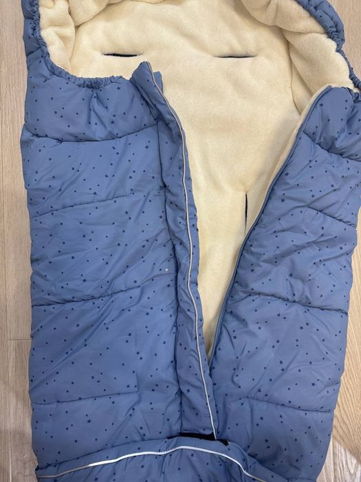 Продаются очень теплый  конверт для коляски с подкладом .