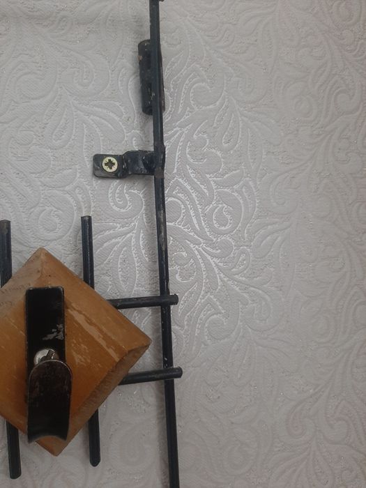 Вешалка. Б/у. Крепкая.