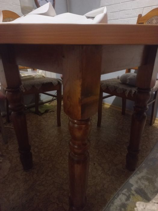 Продам стол,стулья.