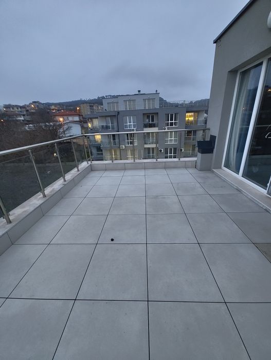 Стъклен парапет.