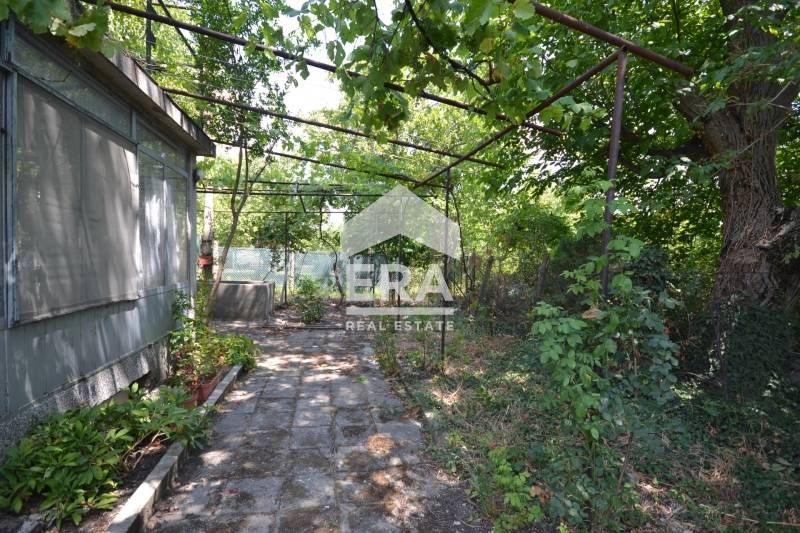 Вила с двор във вилна зона ,,Куба,,