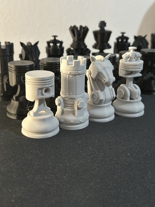 Engine chess set